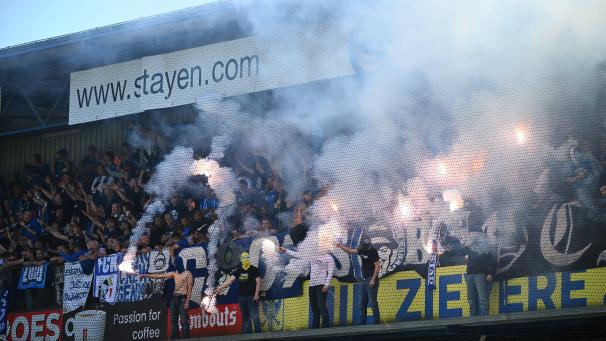 <p>Pyrotechnik im Derby: Genk spricht von „überschrittener roter Linie“.</p>