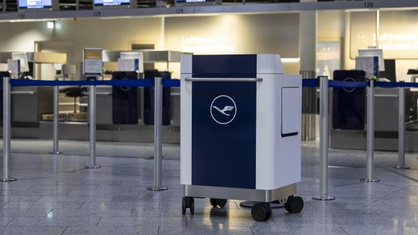 <p>Ein unbesetzter Lufthansa-Counter am Frankfurter Flughafen. Der Konzern will in den kommenden Jahren rund 4.000 Verwaltungsstellen abbauen – die größte Umstrukturierung seit der Corona-Pandemie.</p>