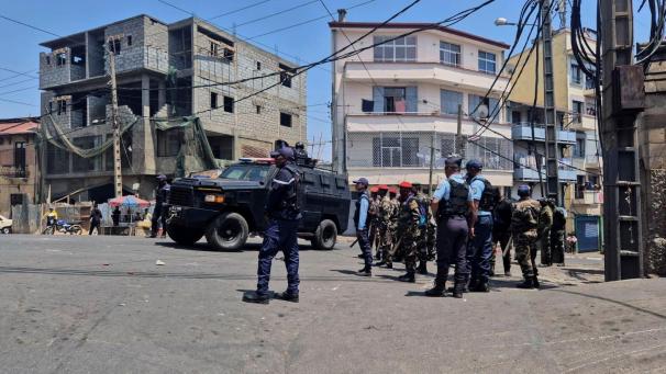 <p>Sicherheitskräfte und Militärs blockieren in Antananarivo den Zugang zu einem Platz für Demonstranten.</p>