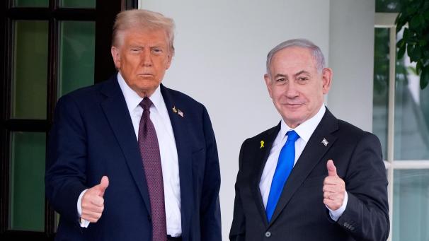 <p>Donald Trump begrüßt Benjamin Netanjahu im Westflügel des Weißen Hauses.</p>