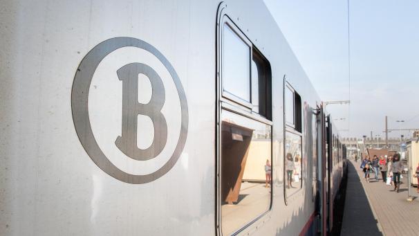 <p>Die SNCB steht wegen eines Milliardenauftrags für neue Züge an die spanische Firma CAF in der Kritik. Das Parlament verlangt nun Aufklärung.</p>