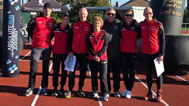 <p>Michael Langer, Nadine Gensterblum, Manfred Bosten, Georgette Franssen, Roland Fatzaun, Danielle Fatzaun und Patrick Godesar (v.l.n.r.) starteten beim Triathlon in Oupeye.</p>
