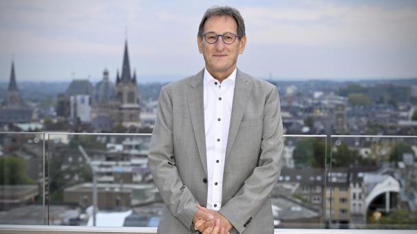 <p>Luc Walpot auf der Dachterrasse der RWTH mit der Aachener Innenstadt im Rücken. Für seine Arbeit als Auslandskorrespondent wurde der Kelmiser am Montag mit der „Presseente“ ausgezeichnet. Sein Ansatz: „Für einen Journalisten gibt es immer dieselben Regeln des Handwerks zu berücksichtigen, egal ob man über den Gemeinderat in Eupen oder Kelmis oder aus Gaza und der Ukraine berichtet“.</p>