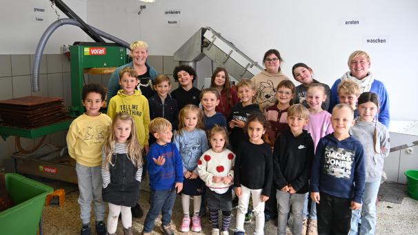 <p>Die Kindergarten- und Primarschulkinder aus Herresbach erlebten in Braunlauf, wie frischer Saft entsteht.</p>