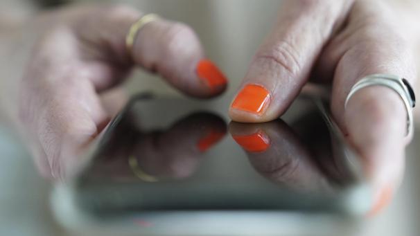 <p>Mithilfe sogenannter Phishing-Techniken gaben sich die Täter als Mitarbeiter von „Card Stop“ aus, um an Bankkartendaten zu gelangen. Mit diesen Informationen wurden anschließend Abhebungen getätigt, um die Konten der Opfer zu plündern.</p>