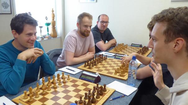<p>Christan Seel, Tristan Niermann und Marcel Harff (v.l) an den ersten drei Brettern des KSK Rochade gegen Mechelen.</p>