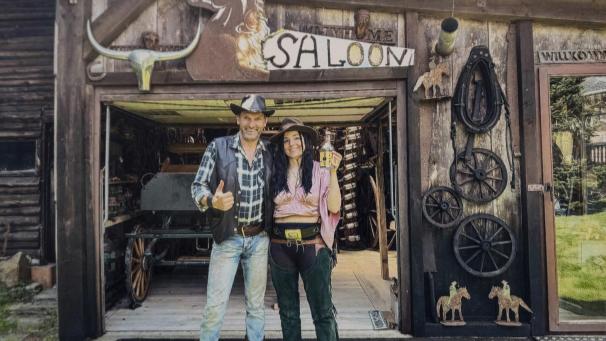 <p>Der Künstler Leo George und seine Partnerin Isabelle Schumacher laden am kommenden Sonntag in ihren Western-Saloon in der Braunlaufer Eichengasse ein. Foto: Gerd Hennen</p>
