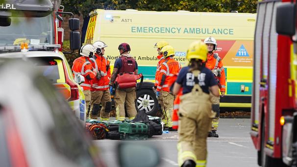<p>Rettungskräfte sind im Einsatz nach einem Angriff an der Synagoge der Heaton Park Hebrew Congregation in Crumpsall.</p>