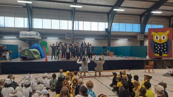 <p>Von Rock über Reaggae bis zu Oper und Popmusik führt die Reise der Eule bzw. der Schüler. Insgesamt besteht das Musical aus acht verschiedenen Szenen mit jeweils passenden Kostümen und Bühnenbild.</p>