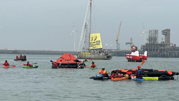 <p>Greenpeace-Aktivisten blockieren mit Booten das Flüssiggas-Terminal im Hafen von Zeebrugge.</p>