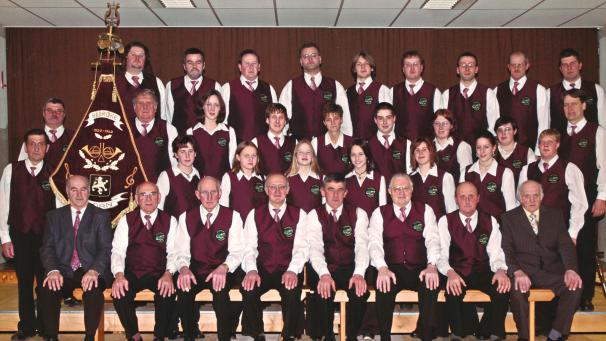 <p>Der Musikverein Born im Jahr 2002: Mit neu angeschafften Uniformen und einer deutlich stärkeren Mitgliederzahl als zuletzt.</p>