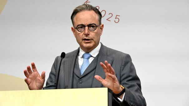 <p>Premierminister Bart De Wever fordert Transparenz von anderen Ländern über eingefrorene russische Vermögenswerte – und warnt sogleich für Risiken des möglichen EU-Vorhabens.</p>