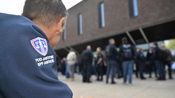 <p>Am Donnerstag protestierte das Gefängnispersonal an mehreren Orten gegen die wachsende Überbelegung und warnte vor unhaltbaren Zuständen.</p>