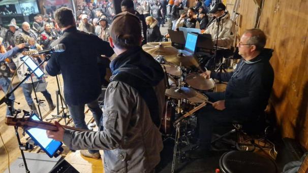 <p>„Friends Connection“ beim Schweizer Bikertreffen</p>