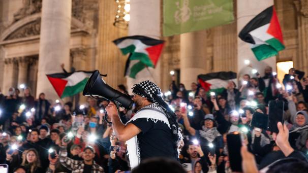 <p>Über 250 Kulturinstitutionen und 800 Künstler unterzeichnen einen Boykott-Aufruf gegen israelische Organisationen.</p>