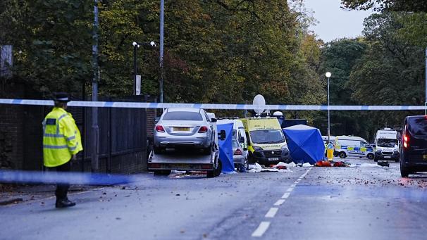 <p>Die polizeilichen Ermittlungen am Tatort in der Nähe der Synagoge der Hebräischen Gemeinde Heaton Park in Crumpsall, wo zwei Menschen bei einem Terroranschlag starben, dauern an.</p>