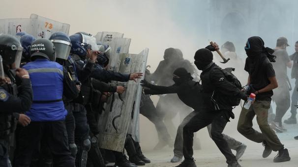 <p>Demonstranten und Bereitschaftspolizei stehen sich während einer Demonstration gegenüber, bei der an den 57. Jahrestag der Eröffnung des Feuers auf protestierende Studenten auf der Tlatelolco Plaza im Jahr 1968 erinnert wird.</p>