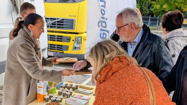 <p>Am Stand konnten die Produkte der Weltläden nach Herzenslust probiert werden.</p>