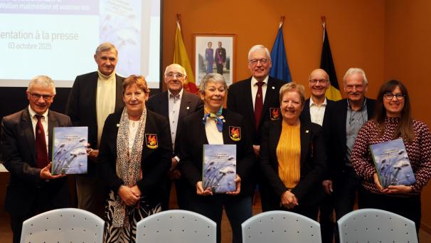 <p>Die Mitglieder des RCW präsentieren stolz den ersten Band des Wörterbuchs.</p>