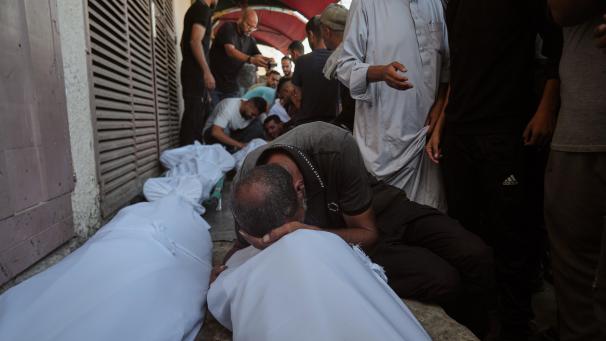 <p>Trauernde nehmen an der Beerdigung von Palästinensern teil, die bei einem Angriff der israelischen Armee getötet wurden, vor dem Al-Aqsa-Krankenhaus in Deir al-Balah im zentralen Gazastreifen.</p>