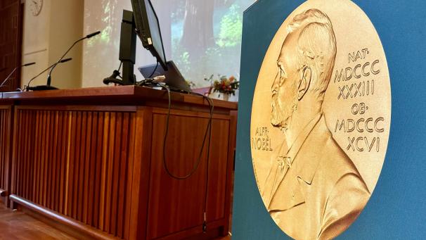 <p>Ein Abbild der Nobelmedaille ziert das Rednerpult, an dem in Kürze bekanntgegeben wird, wer den diesjährigen Medizin-Nobelpreis erhält.</p>