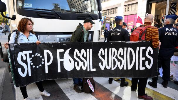 <p>Teilnehmende des Klimamarsches in Brüssel fordern ein Ende der Subventionen für fossile Energien.</p>