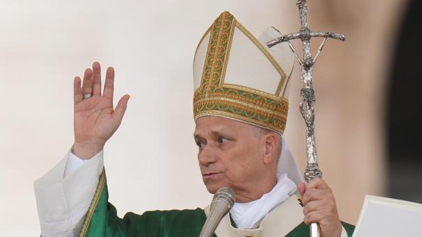 <p>Papst Leo XIV. segnet die Gläubigen nach dem Angelusgebet am Ende einer Messe zum Jubiläum der Migranten und Missionare auf dem Petersplatz.</p>