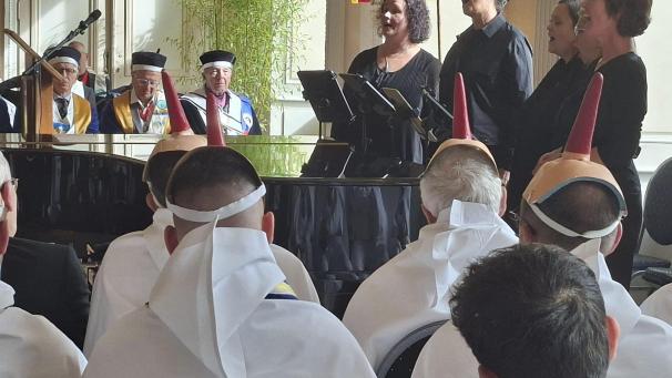 <p>Der ostbelgische Frauenchor „Voices of Taren“ beim Festakt der Ehrenbruderschaft im Kapitelsaal der früheren Abtei von Stavelot</p>