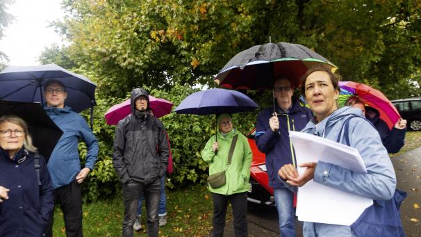 <p>Trotz Regens machte sich eine interessierte Gruppe auf zum „Bankhocken“ und lernte viel über Baukultur.</p>