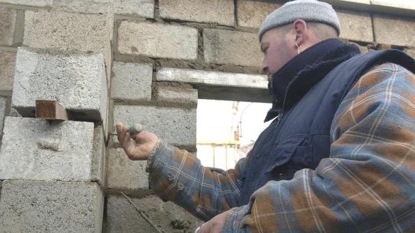 <p>Wohnraum schaffen Stein für Stein: In Ostbelgien ist der Bedarf groß – die Politik ringt um tragfähige Lösungen. Die Frage lautet: Ist seit der Übernahme des Wohnungswesens in der DG genug passiert.</p>