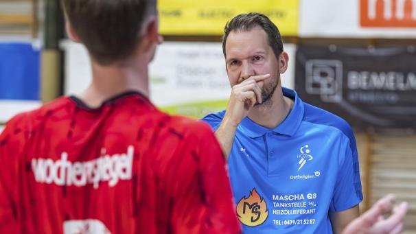 <p>Weil seine Mannschaft personell geschwächt war, stand Trainer Bartosz Kedziora selbst auf der Platte.</p>