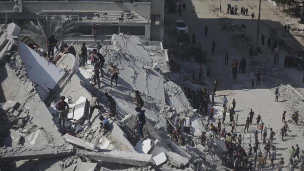 <p>Palästinenser untersuchen in Gaza-Stadtdie Trümmer eines Gebäudes, das bei einem israelischen Angriff zerstört wurde.</p>