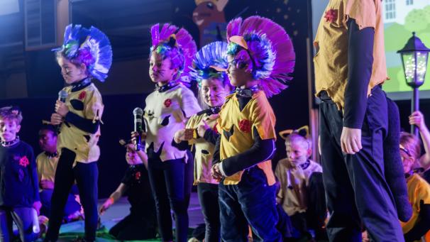 <p>Mit grellbuntem Irokesenschnitt begrüßen die „Punkkatzen“ auf der Bühne die Eule. Vom ersten Kindergartenjahr bis zum sechsten Schuljahr hat die gesamte Schulgemeinschaft an dem Musical mitgewirkt.</p>