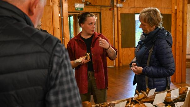 <p>Umweltpädagogin Sarah Pieper (l.) erklärte den Besuchern die vielfältigen Eigenschaften der Pilze.</p>