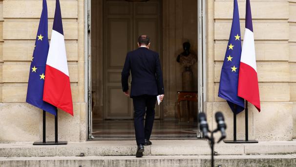 <p>Der scheidende französische Premierminister Sébastien Lecornu, der nur einen Tag nach der Ernennung seiner Regierung zurücktrat, hat am Montag vor dem Hotel Matignon eine Erklärung abgegeben.</p>