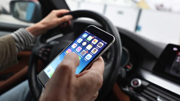 <p>Ein Blick aufs Handy kann sekundenlange Unaufmerksamkeit bedeuten.</p>
