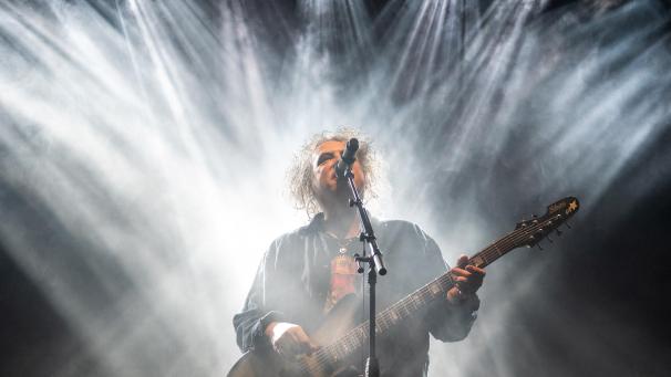 <p>Robert Smith, Frontmann von The Cure, bei einem Auftritt mit seiner Band in der Barclays Arena</p>