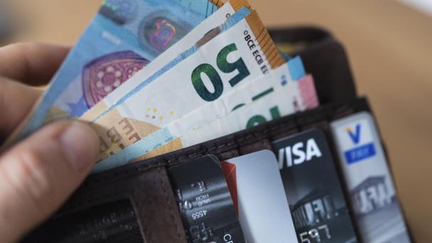 <p>Beim Skimming haben es Betrüger auf die Konten der Opfer abgesehen: Sie manipulieren Geldautomaten, um an wichtige Bankdaten zu gelangen. An Automaten bringen sie dafür ein zusätzliches Lesegerät, den Skimmer, vor dem Karteneinschub an.</p>