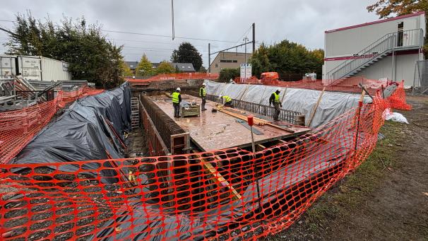 <p>Deutlich sichtbar führt die Gesellschaft Infrabel zurzeit Arbeiten zum Anlegen eines Tunnels für Fußgänger und Radfahrer und zur Umgestaltung der Gleis- und Bahnsteiganlage durch.</p>