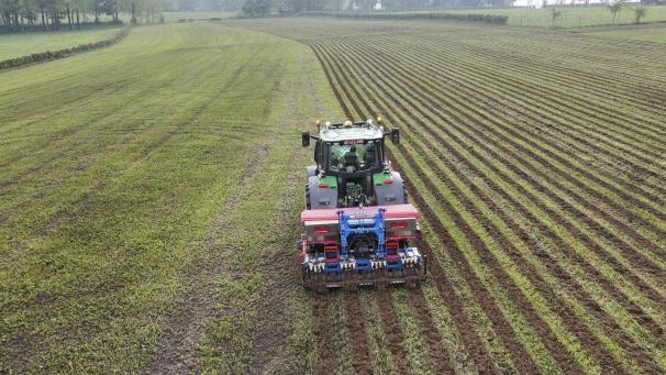 <p>Das Forschungs- und Ausbildungszentrum Agra-Ost ist das einzige Versuchszentrum, das Feldversuche in den kälteren Regionen der Wallonie durchführt. In Wirtzfeld, auf einer Höhe von 627 Metern über dem Meeresspiegel, wurde in diesem Jahr das Strip-Till-Verfahren für den Maisanbau getestet.</p>