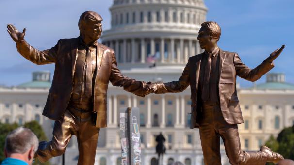 <p>Eine Kunstinstallation, die US-Präsident Donald Trump und Jeffrey Epstein Hand in Hand zeigt, steht auf der National Mall in der Nähe des Kapitols.</p>