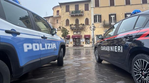 <p>Zwei Autos der italienischen Polizei und der Carabinieri stehen nebeneinander vor einem Gebäude.</p>