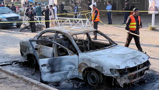 <p>Sicherheitsbeamte und Rettungskräfte sind im Einsatz, nachdem eine Autobombe vor einem Bezirksgericht explodiert ist.</p>