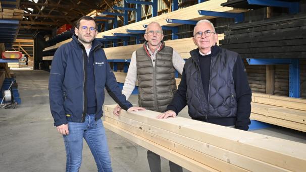 <p>Drei „Chefs“, ein Familienbetrieb: Guy und Luc Jerusalem (von rechts) haben den Betrieb einst von ihrem Vater geerbt, mit Frederic Jerusalem (1.v.l.) hat mittlerweile die vierte Generation bei Lance die Geschäftsführung übernommen.</p>