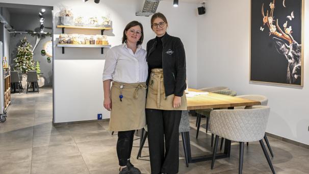 <p>Milena Fonk (r.) kümmert sich um die belgischen Filialen des Familienbetriebs. Catherine Wey (l.) leitet die Filiale in der Eupener Unterstadt.</p>
