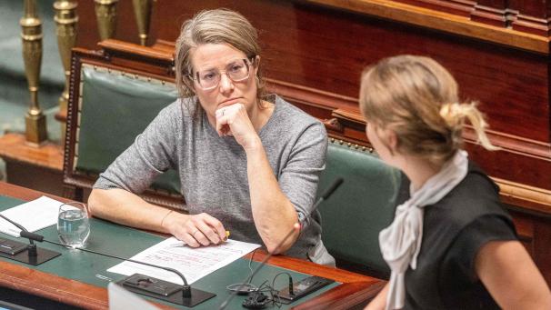 <p>Ministerin Anneleen Van Bossuyt (l.) kündigt die Erstellung eines umfassenden Registers aller Sozialhilfen und Zusatzleistungen an.</p>