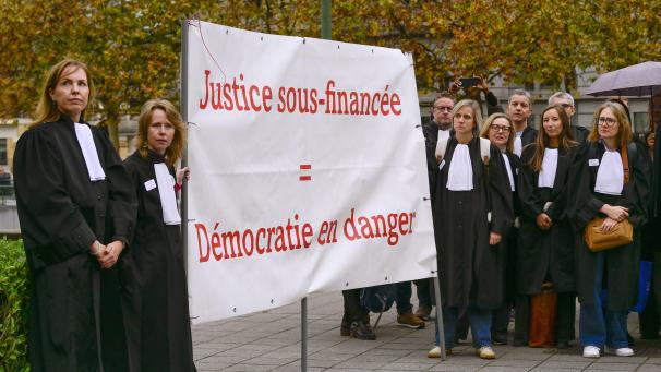 <p>Das Motto des Protests: „Unterfinanzierte Justiz = Gefahr für die Demokratie“</p>