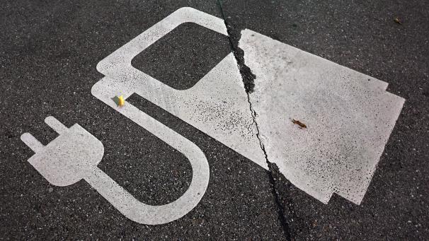 <p>Unsichere Firmenwagenregelungen, längere Leasinglaufzeiten und eine vergleichsweise schwache Ladeinfrastruktur in der Wallonie lassen den Absatz elektrischer Fahrzeuge in Belgien ins Stocken geraten.</p>