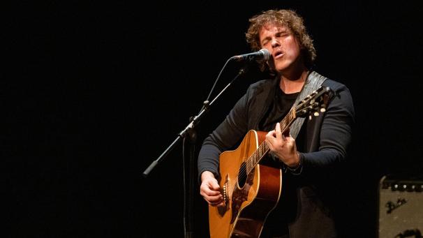 <p>Sucht die Nähe zum Publikum: Jasper Steverlinck verbindet auf der Bühne Intimität und große Emotionen.</p>