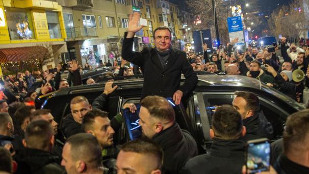 <p>Albin Kurti (M), amtierender Premierminister des Kosovo und Vorsitzender der politischen Partei VeteVendosje, begrüßt seine Anhänger in der kosovarischen Hauptstadt Pristina.</p>